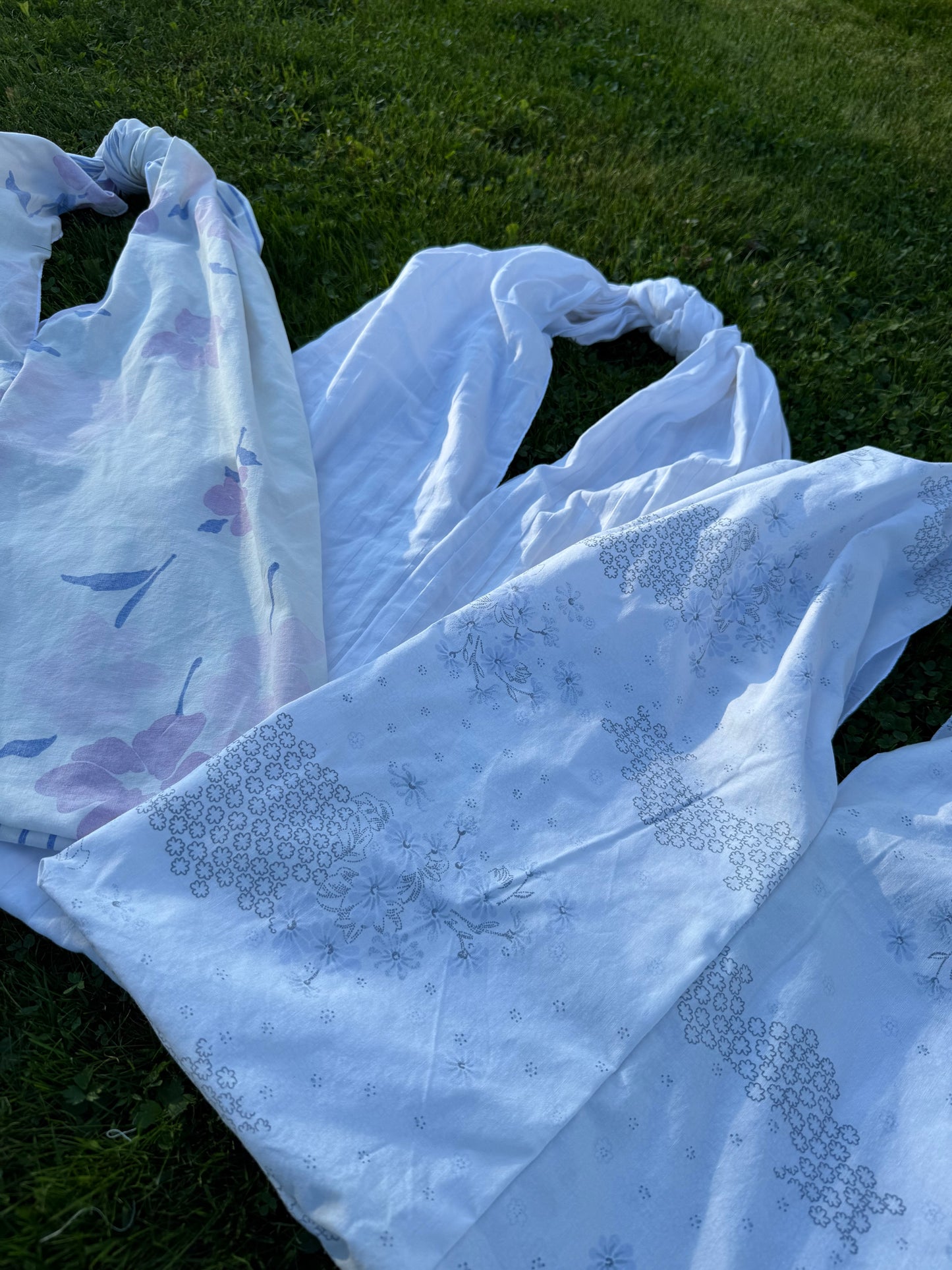 Totebag hvit med lyse blomster