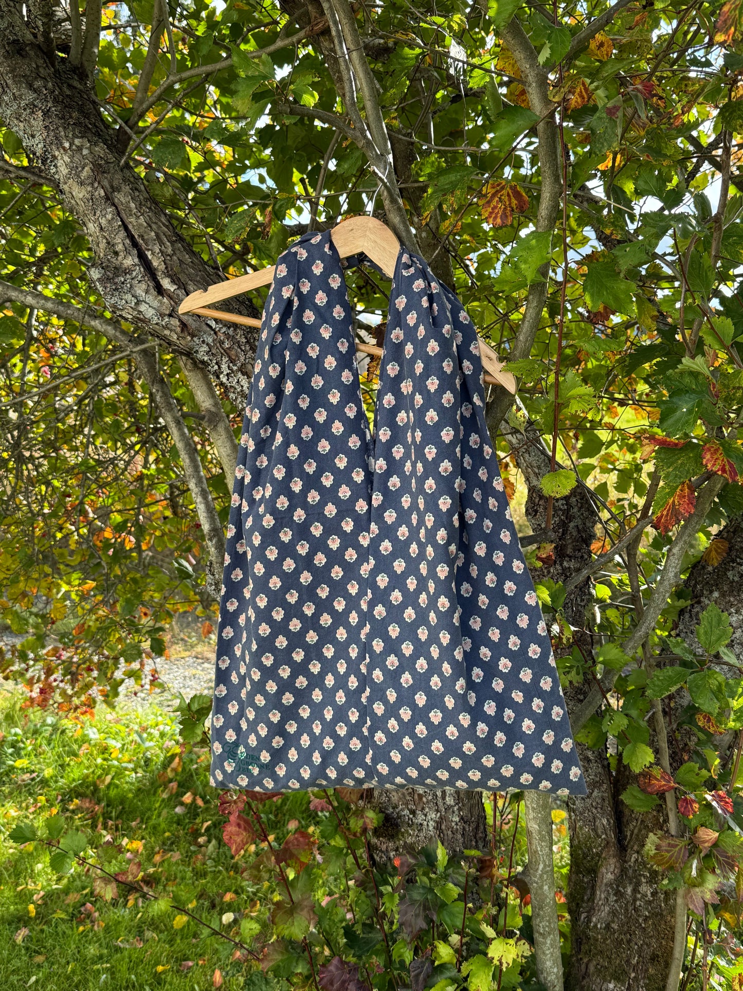 Totebag blå med blomster rekke