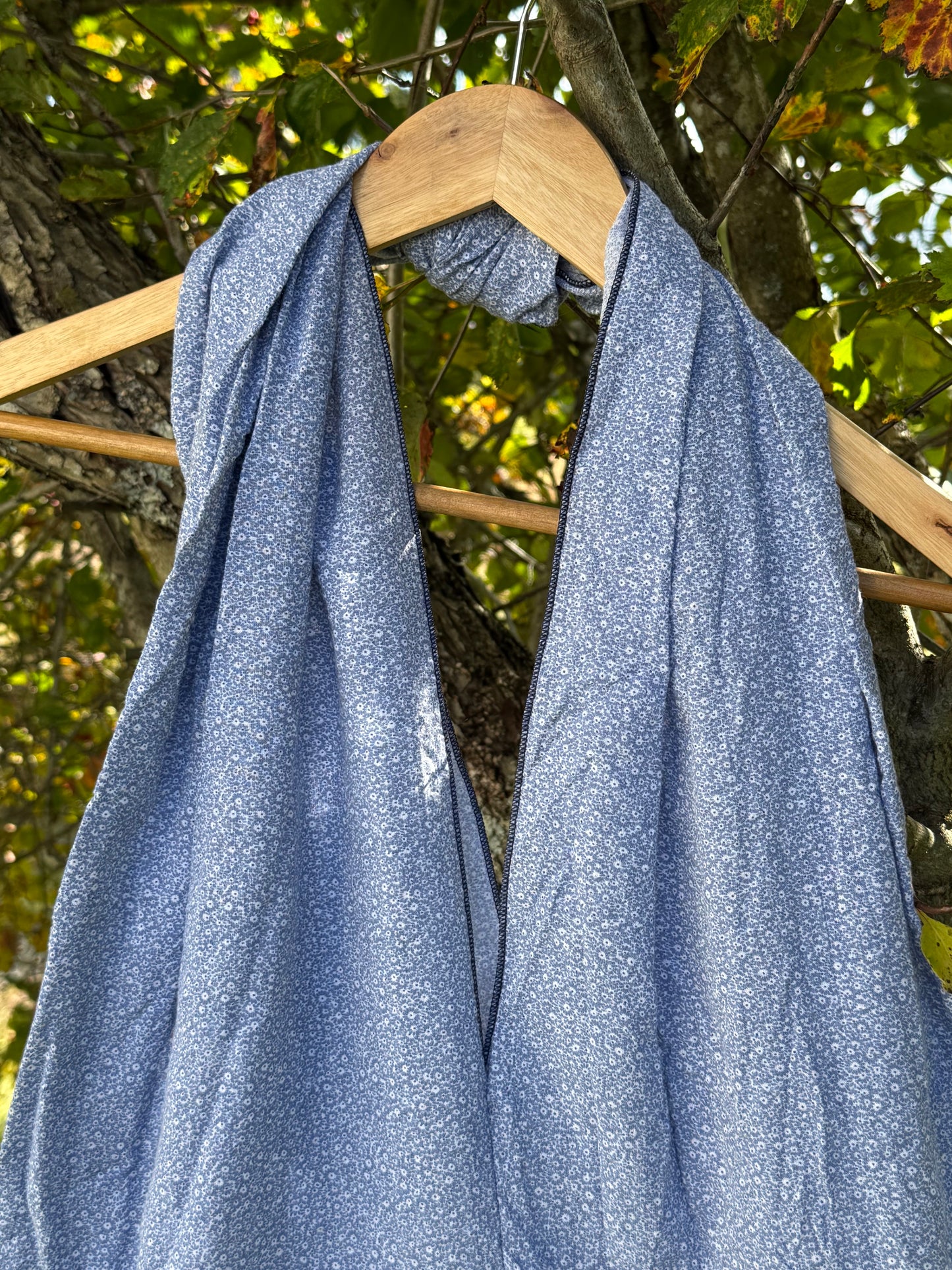 Totebag lyse blå med hvite blomster