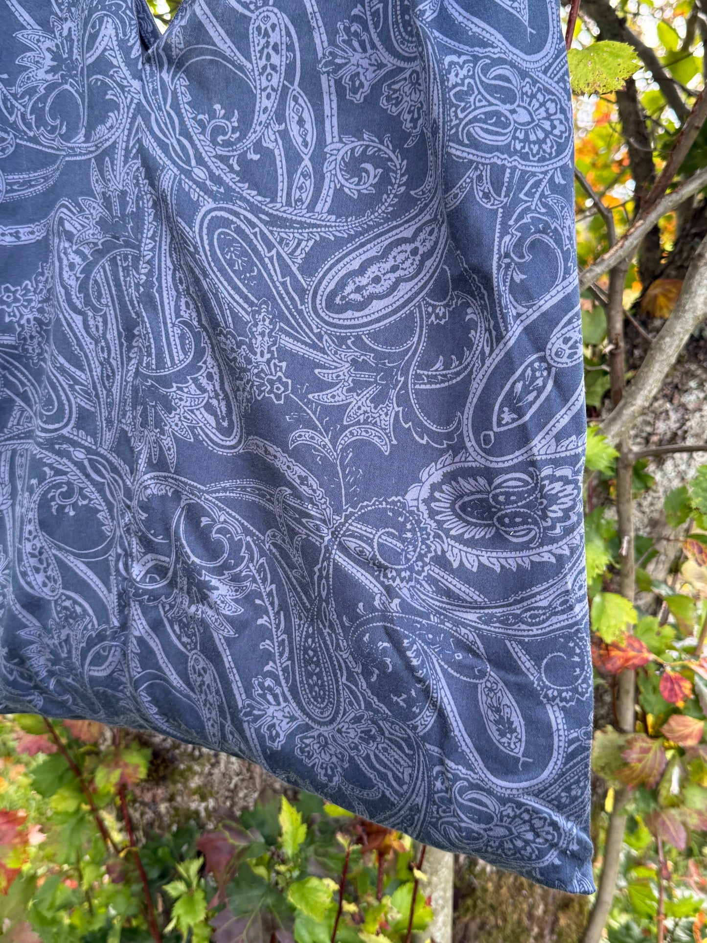 Totebag mørke blå med organisk motiv