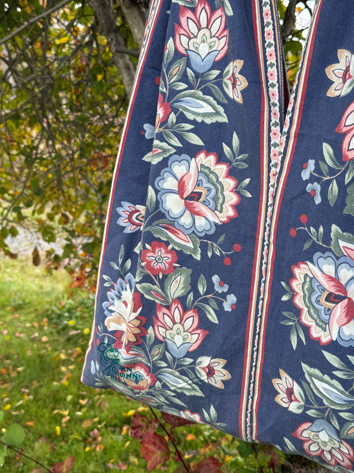 Totebag mørk blå med blomster rekker