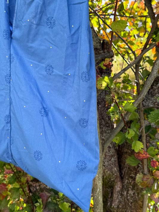 Totebag blå blomster og gull prikker