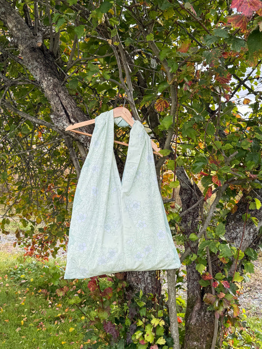 Totebag mørk grønn prikker og blomster