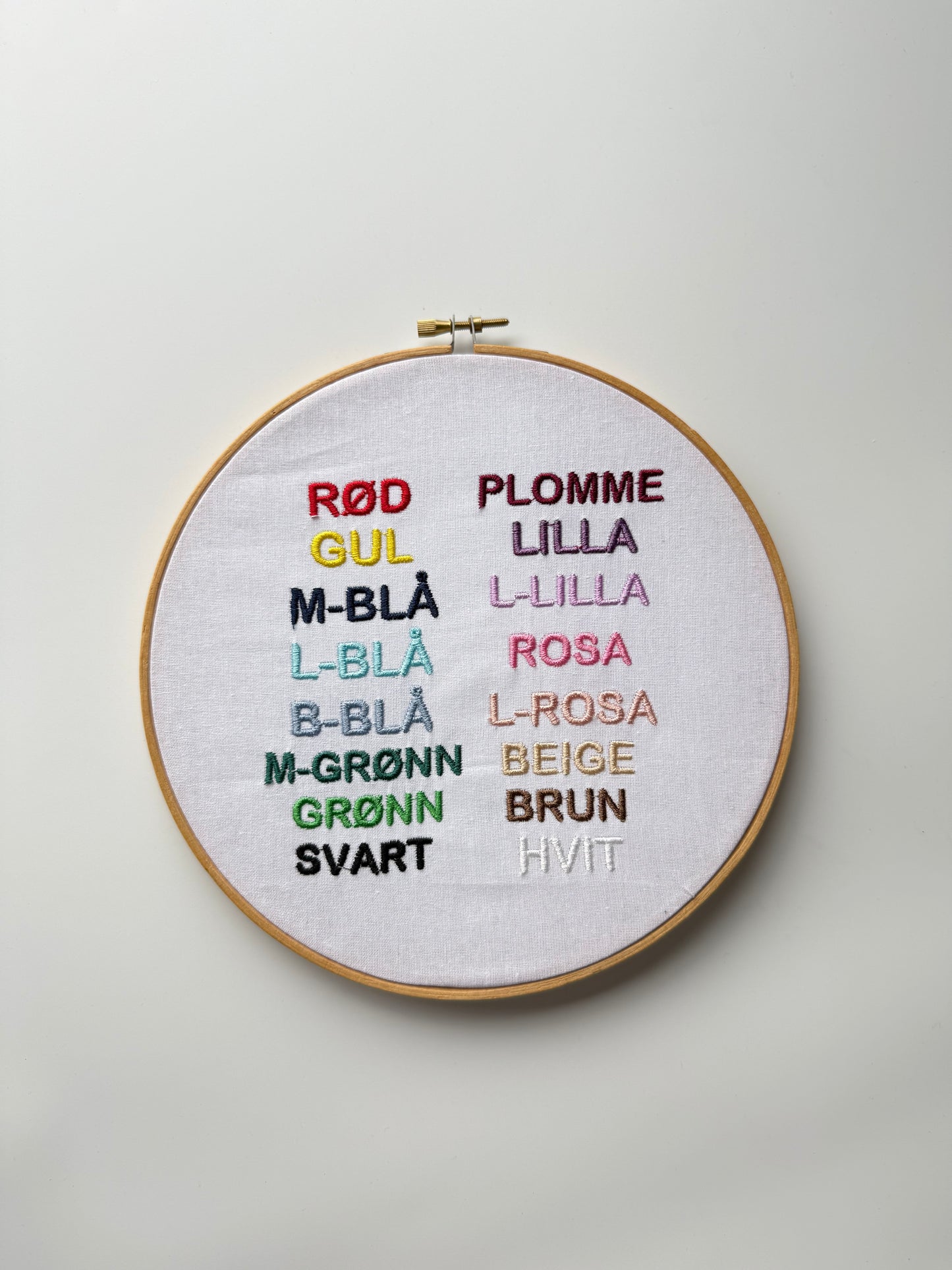 1-2 personer med tekst «Lag ditt eget broderi»