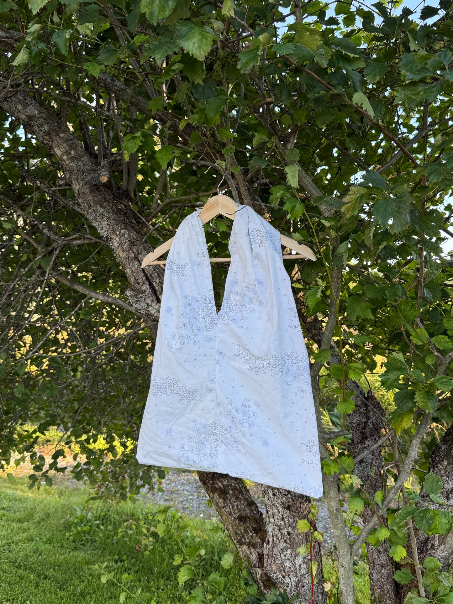 Totebag hvit med lyse blomster