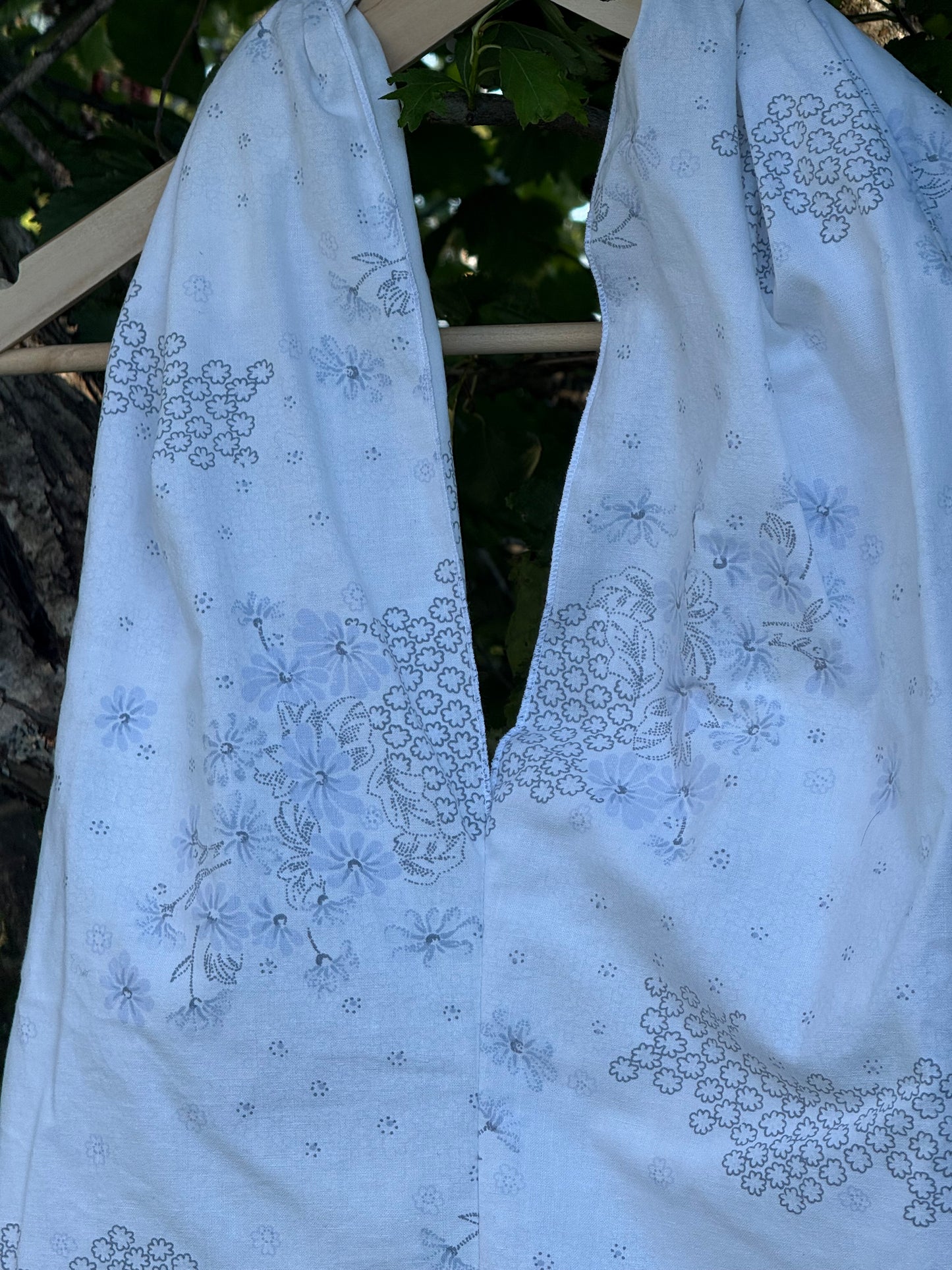 Totebag hvit med lyse blomster