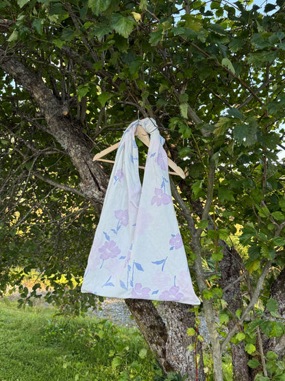 Totebag hvit lilla blomster