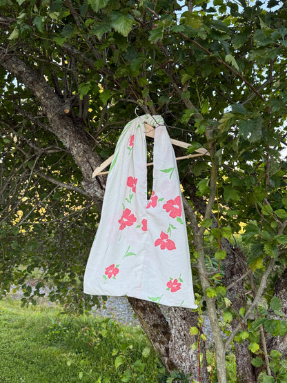 Totebag hvit med røde blomster