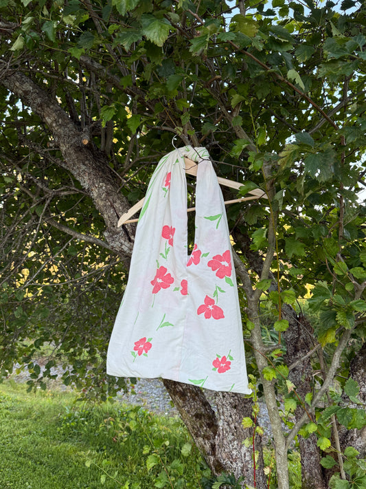 Totebag hvit med røde blomster