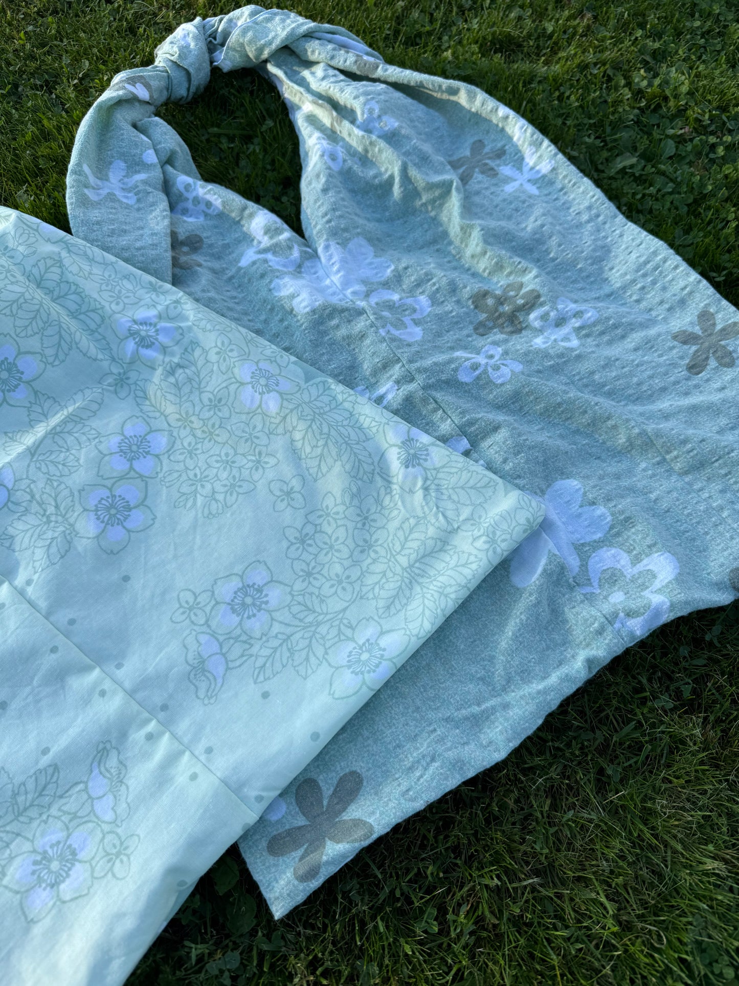 Totebag grønn blomster og prikker