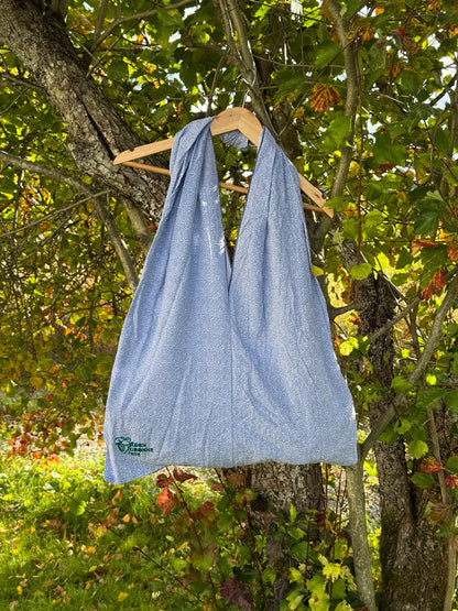 Totebag lyse blå med hvite blomster