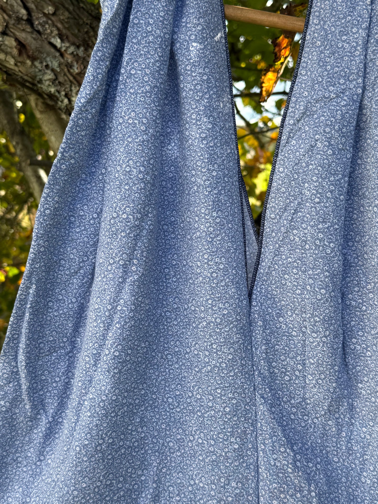 Totebag lyse blå med hvite blomster