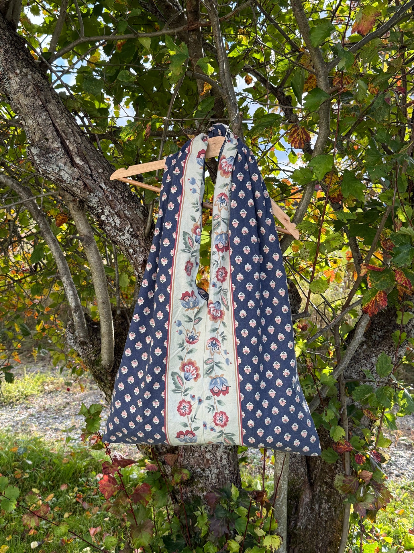 Totebag blå med blomster rekke