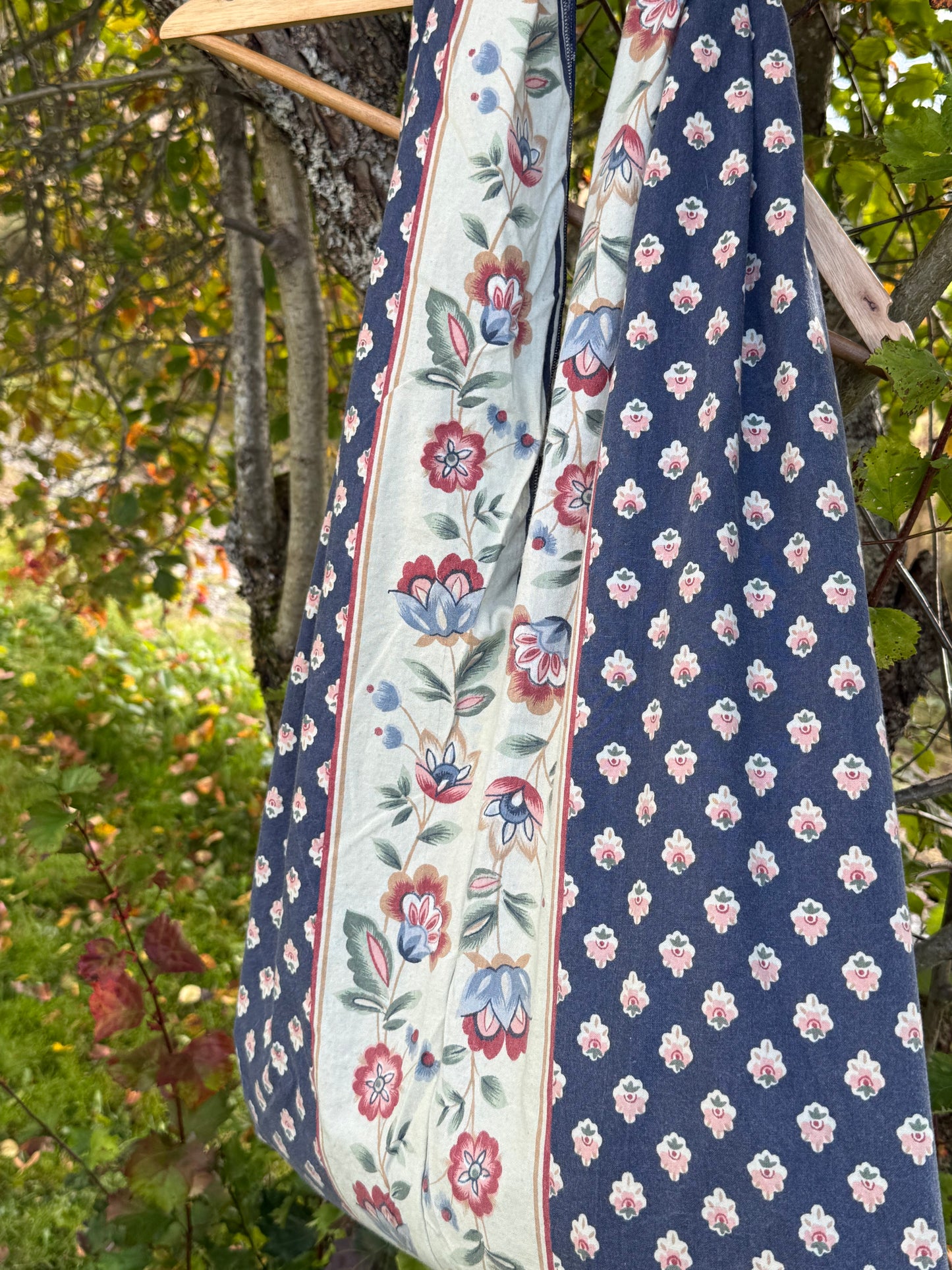 Totebag blå med blomster rekke