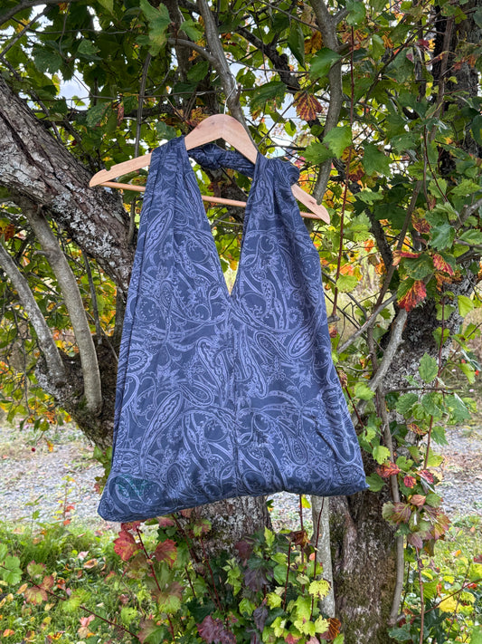 Totebag mørke blå med organisk motiv