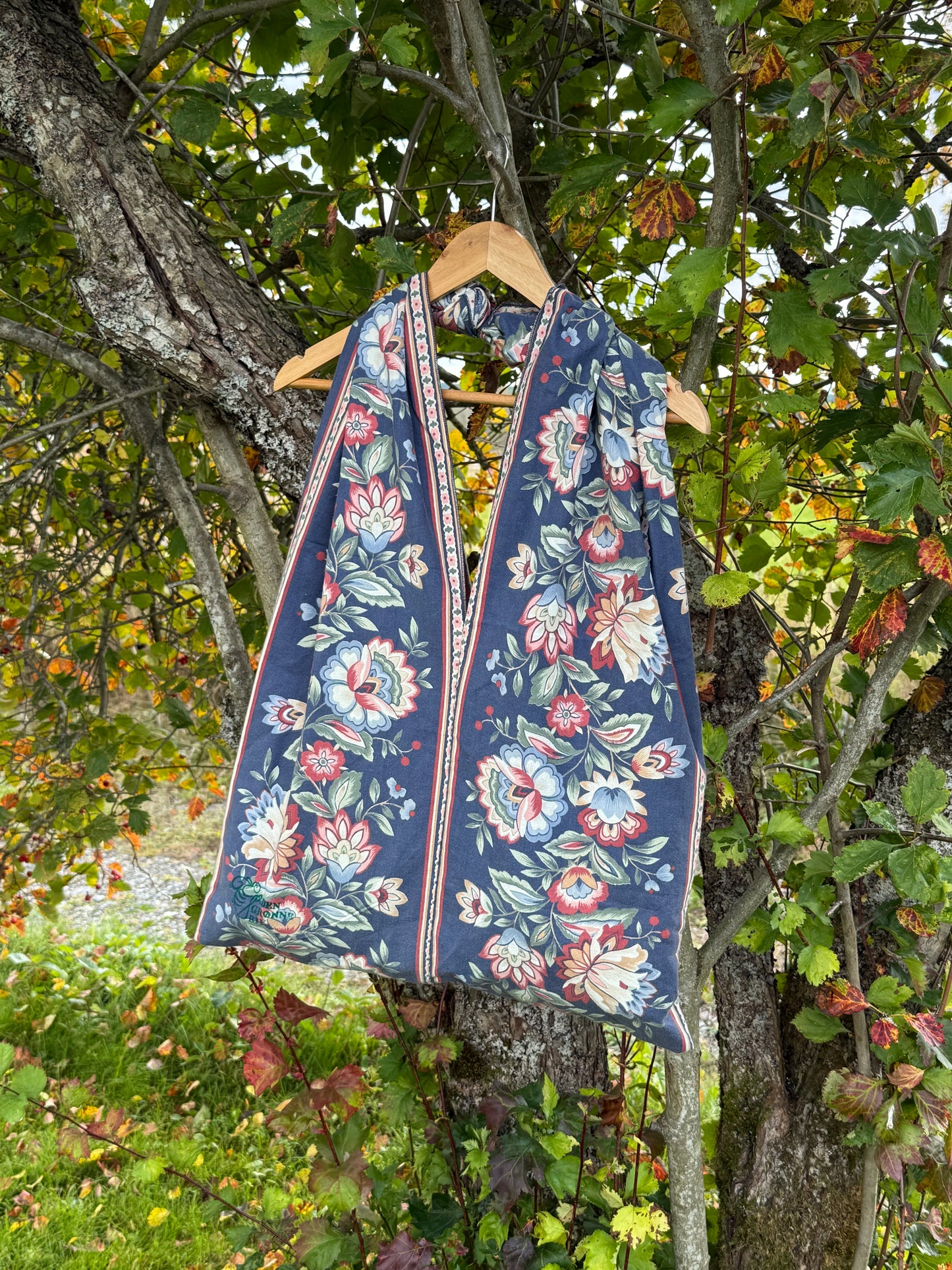 Totebag mørk blå med blomster rekker