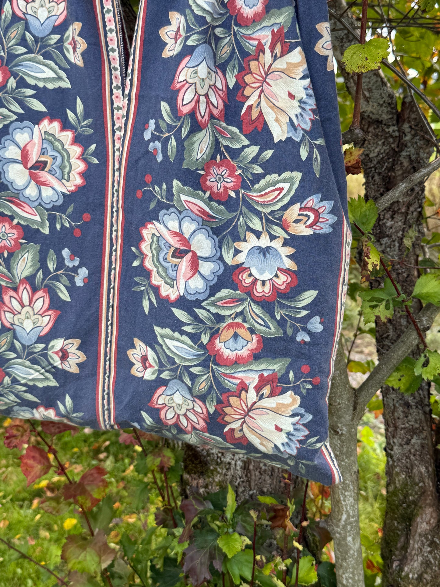 Totebag mørk blå med blomster rekker