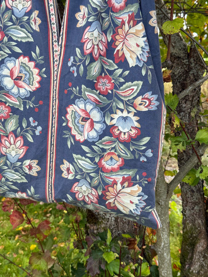 Totebag mørk blå med blomster rekker