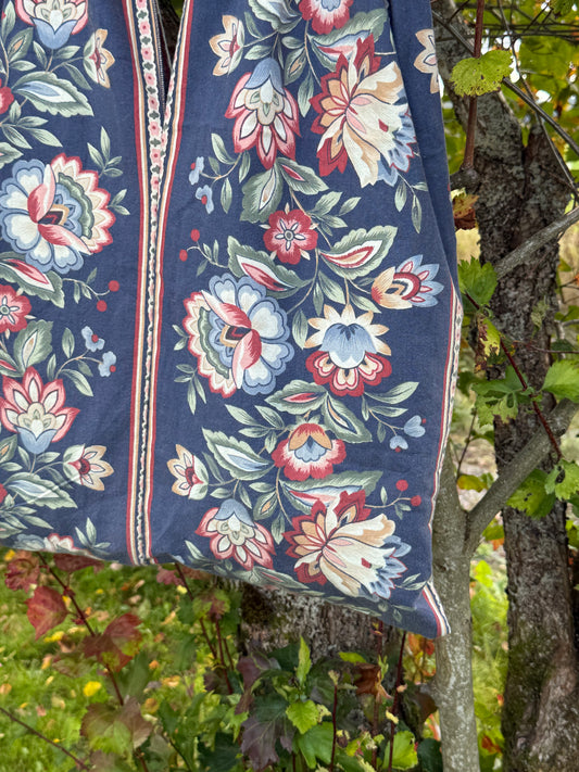 Totebag mørk blå med blomster rekker
