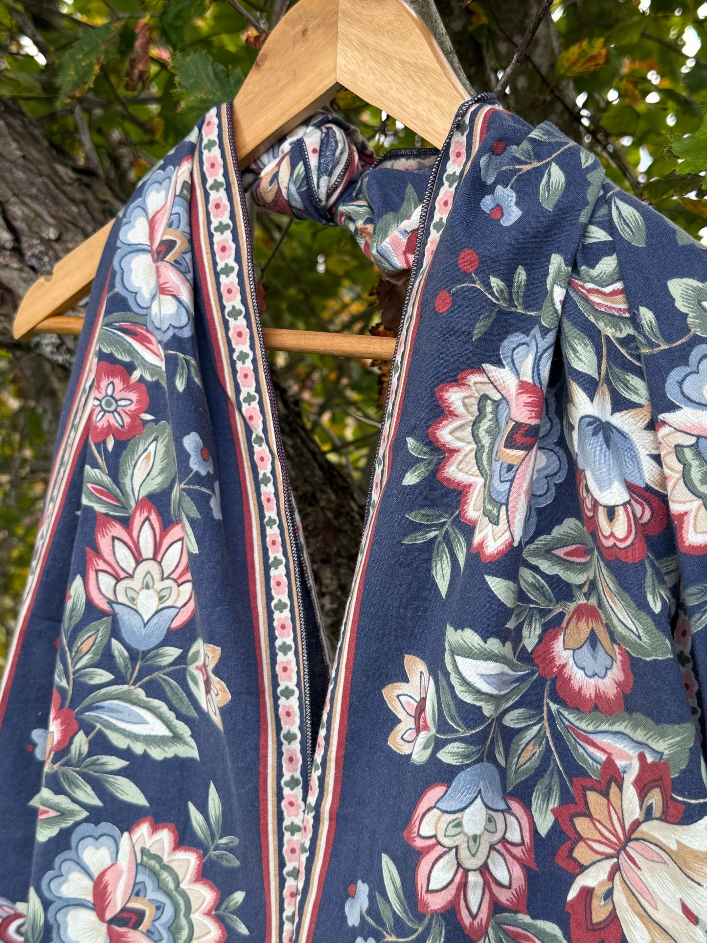 Totebag mørk blå med blomster rekker