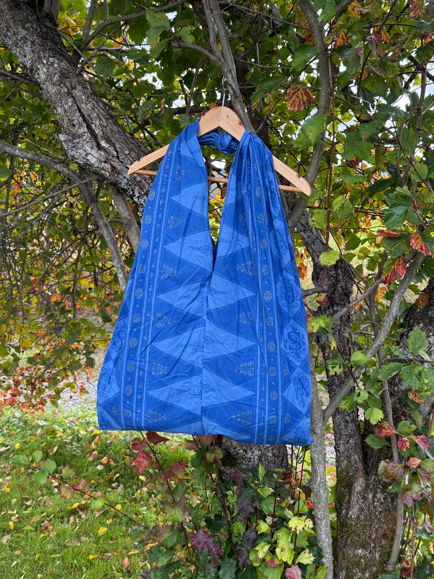 Totebag blå med bokstaver