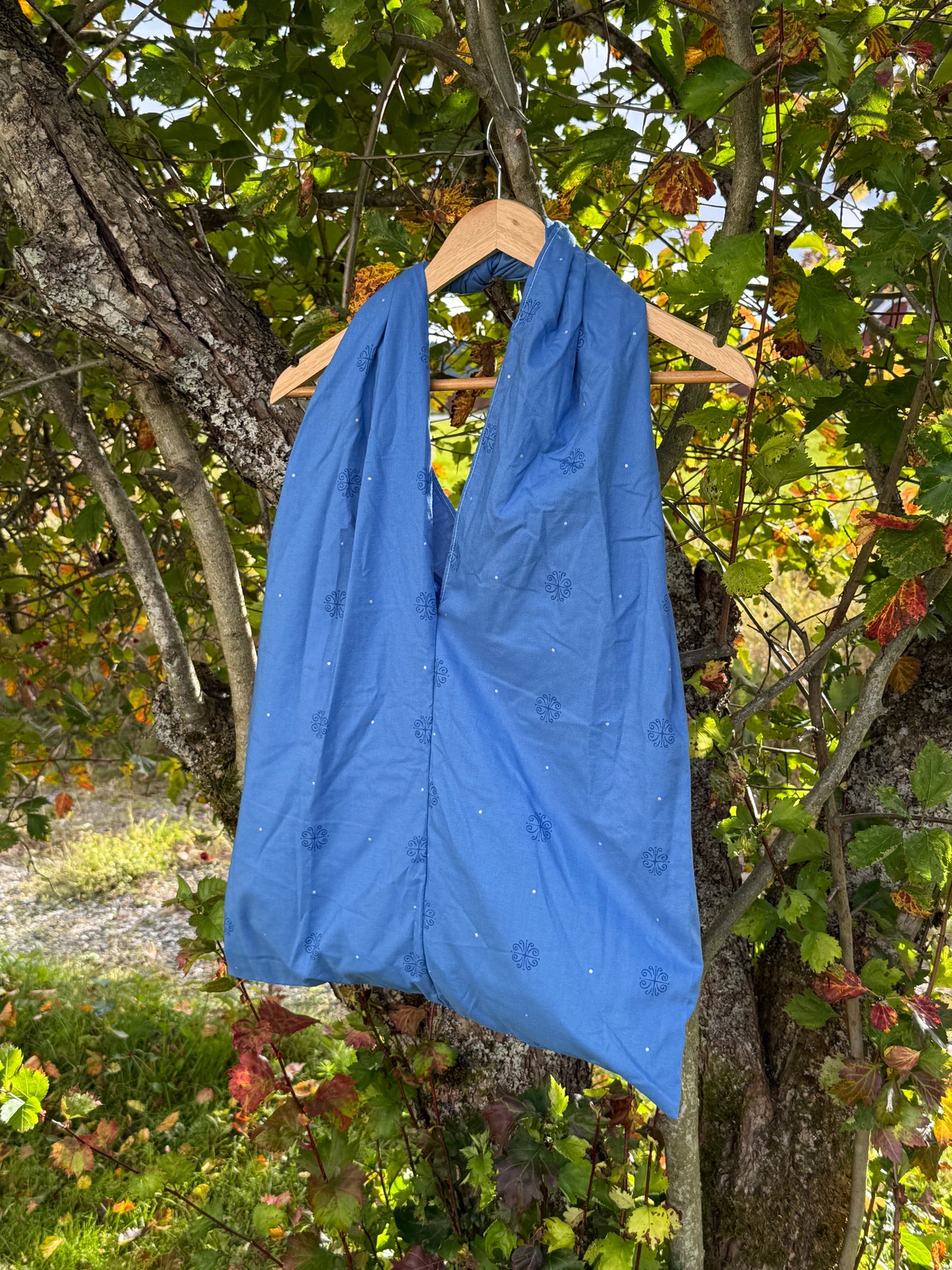 Totebag blå blomster og gull prikker