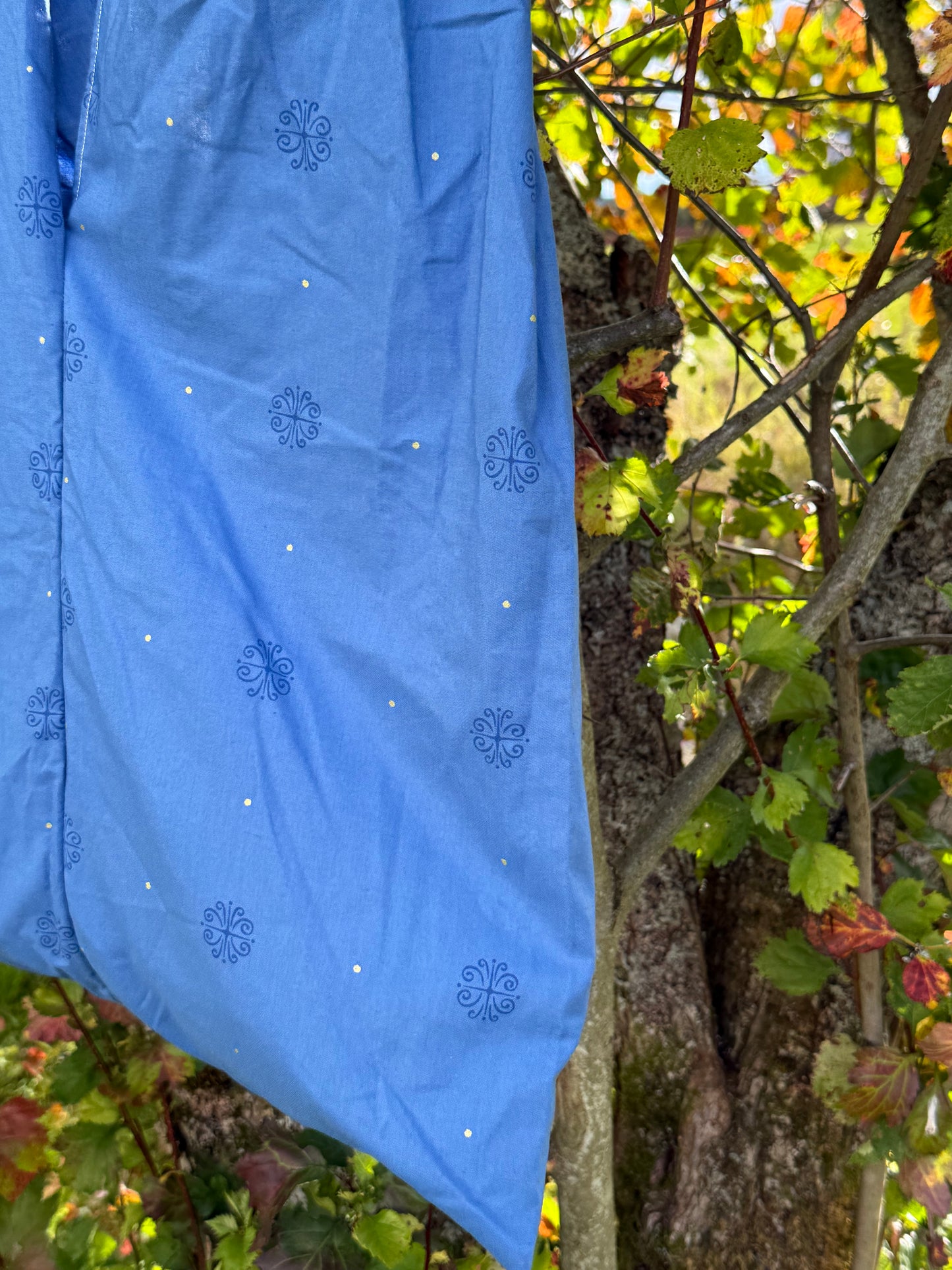 Totebag blå blomster og gull prikker