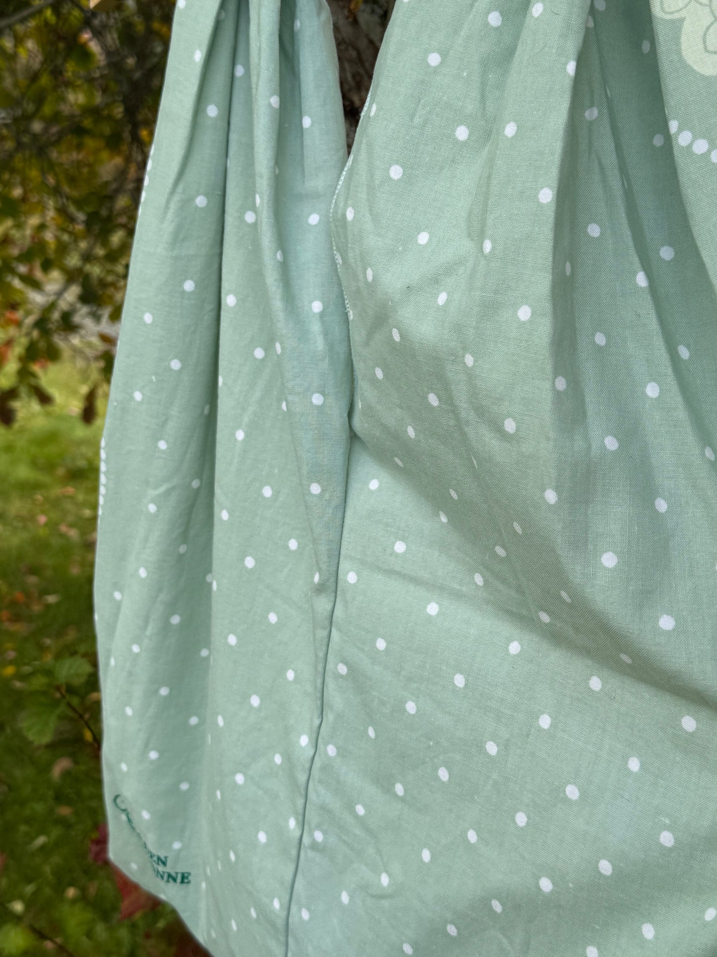 Totebag mørk grønn prikker og blomster