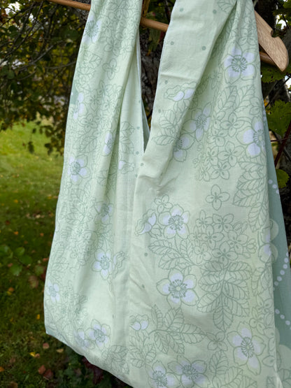 Totebag mørk grønn prikker og blomster