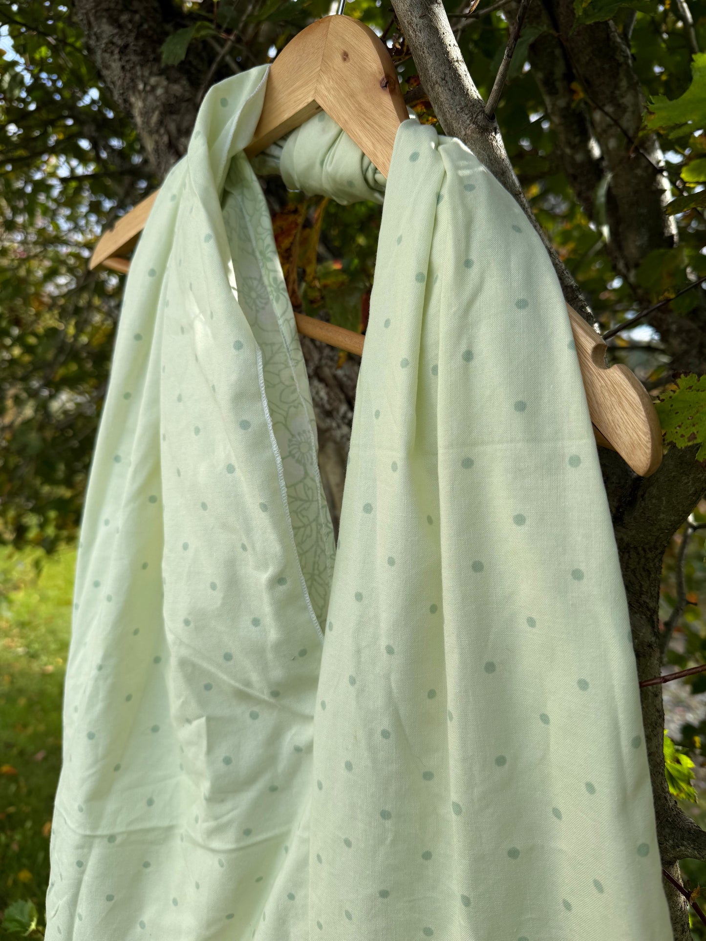 Totebag grønn blomster og prikker