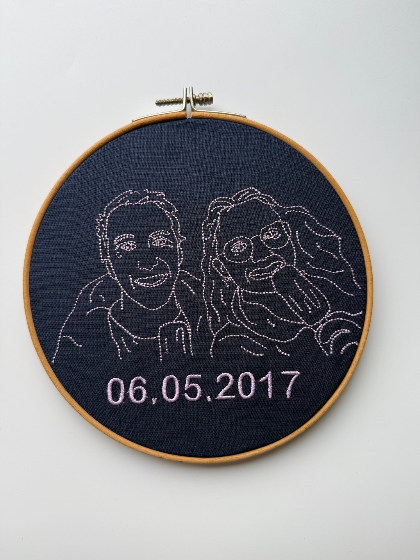 1-2 personer med tekst «Lag ditt eget broderi»