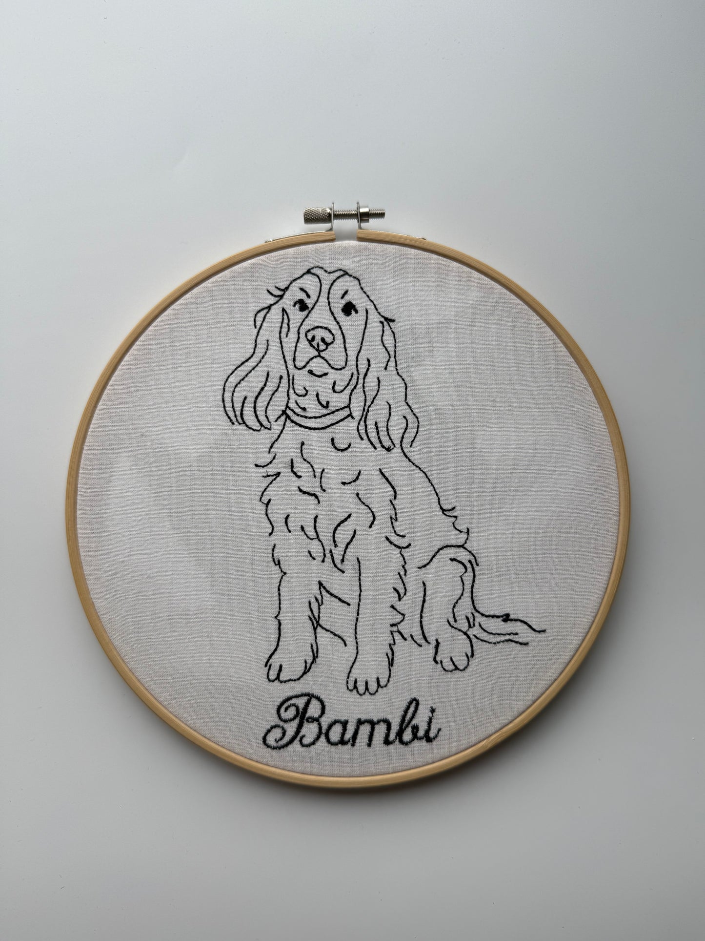 1-2 personer med tekst «Lag ditt eget broderi»